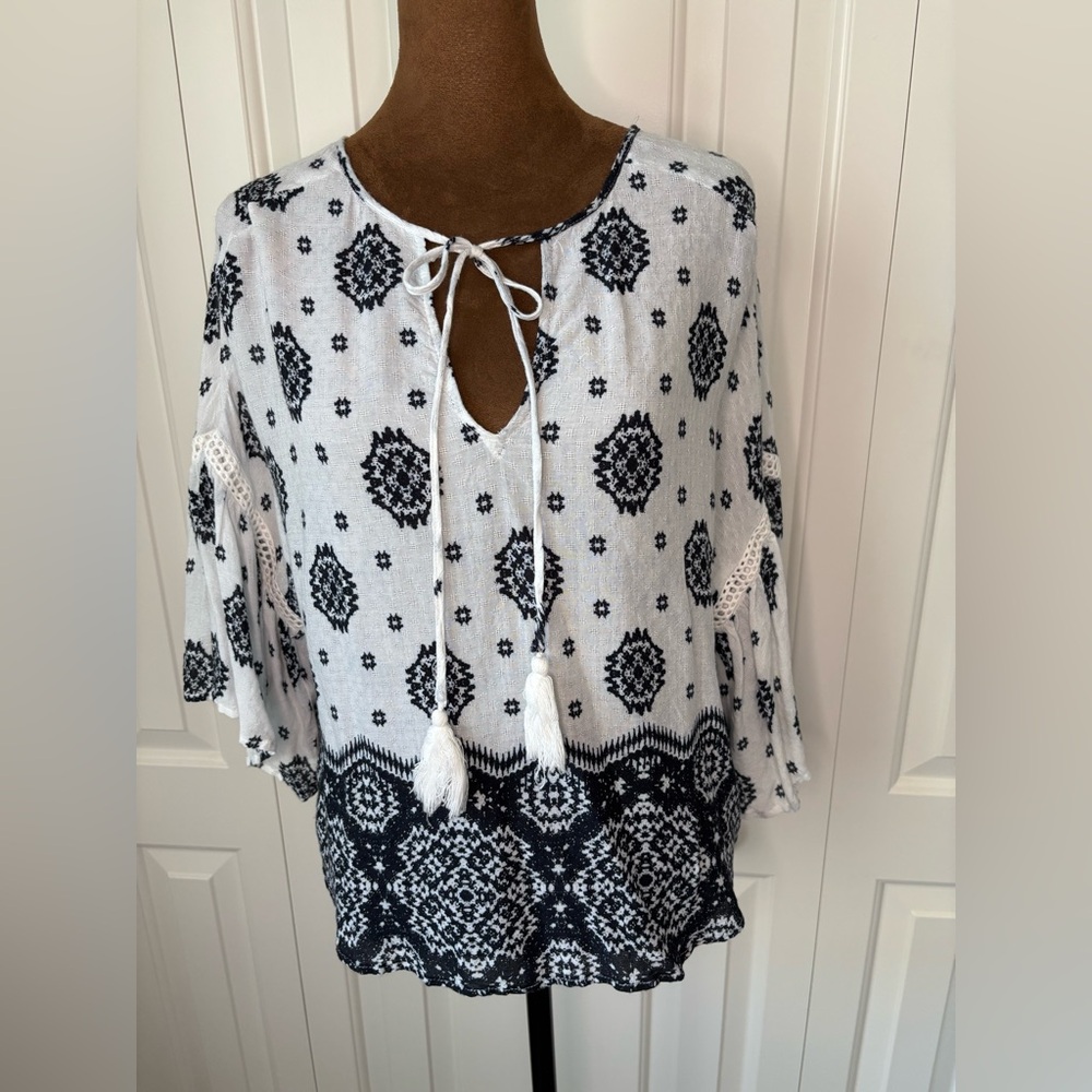 Romeo & Juliet Couture Elegant Black and White Patterned Women's Blouse